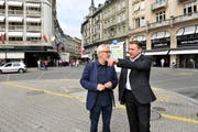 Die Initianten Franz Zihlmann (rechts) und Marcel Sigrist am Schwanenplatz, welcher Ausgangspunkt für die Metro werden soll. (Bild: Corinne Glanzmann / Neue LZ (Archiv))