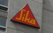An einem Firmengebäude angebrachtes Logo der Sika. (Bild Robert Hess/Neue OZ)