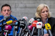 Hauptmann Markus Gisin, Abteilungschef Kriminalpolizei, und Barbara Loppacher, Leitende Staatsanwältin, von links, informieren an der Medienkonferenz zum Tötungsdelikt Rupperswil vom 21.12. 2015. (Bild: Keystone)