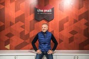 Bernd Hofer, CEO der Freo Switzerland AG, beim Eingang zur Mall of Switzerland. Der Österreicher war Gesamtverantwortlicher für den Bau des Shoppingcenters. (Bild: Roger Grütter (Ebikon, 24. Oktober 2017))
