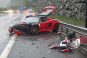 Der Lotus war nach dem Aufprall nur noch Schrott. (Bild: Kantonspolizei Uri)