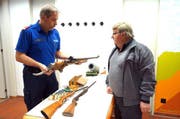 Kantonspolizist Peter von Flüe nimmt ein 30-jähriges Sportgewehr vom Alpnacher Armin Zumbühl entgegen. (Bild: Romano Cuonz / Neue OZ)
