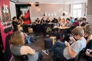 Mitglieder des Juso nehmen die Resultate der Abstimmungen im Musikbistro in Bern zur Kenntnis. (Bild: Keystone / Anthony Anex)