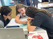 Schülerinnen und Schüler aus dem Schulhaus Leutschenbach, Zürich, arbeiten mit dem neuen Atlas. (Bild: PD)