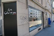 ... und das Geschäft steht leer. Bauarbeiter sind im Lokal zugange. Und der Schriftzug von der Fensterscheibe wurde bereits entfernt. Nur die schwarze Tafel zeugt noch vom ehemaligen italienischen Restaurant. (Bild: nop)