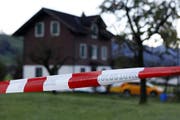 Das Gebiet rund um das Wohnhaus wird abgesucht. (Bild: Geri Holdener/Bote der Urschweiz)