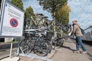 Patrick Limacher testet den doppelstöckigen Veloständer an der (Bild: Eveline Beerkircher (Luzern, 10. Oktober 2017))