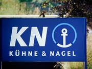 Der Logistikkonzern Kühne+Nagel konnte den Reingewinn im ersten Halbjahr verbessern - trotz starkem Franken. (Archiv) (Bild: KEYSTONE/MARTIN RUETSCHI)