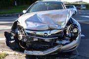 Dieses Auto wurde durch den Zusammmenstoss stark beschädigt. (Bild: Luzerner Polizei)