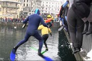 Sprung von der Seebrücke in die Reuss. (Bild: Videostill rem)