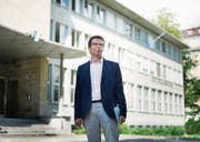 Rudolf Mumenthaler vor der Zentral- und Hochschulbibliothek Luzern. (Bild: Corinne Glanzmann (Luzern, 4. August 2017))
