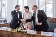 Im Sarner Kantonsratssaal wurde gestern der Vertrag unterschrieben und mit Handschlag besiegelt (von links): die Gesundheitsdirektoren Guido Graf (LU), Yvonne von Deschwanden (NW) und Hans Wallimann (OW). (Bild Pius Amrein)