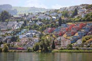 Im Kanton Schwyz, wie hier in Bäch, setzen die Käufer von Immobilien vorwiegend auf Eigentumswohnungen. (Bild: Keystone/Geatan Baly)