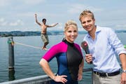 Slackline-Profi Jonas Käppeli, Schlagersängerin Beatrice Egli und Moderator Reto Scherrer in Freienbach am Zürichsee. (Bild: SRF / Oscar Alessio)