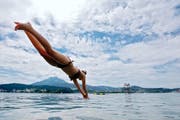 Hitzetage sind prognostiziert – das freut insbesondere Wasserratten wie diese Frau gestern Nachmittag im Luzerner Lido. (Bild: Philipp Schmidli / Neue Luzerner Zeitung)