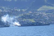 Das Schiff «brannte» am Freitagmorgen vor Hertenstein. (Bild: Leserreporter)