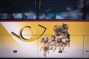 Rudolf Kollers «Die Gotthardpost» verziert ein Postauto. (Bild: Benjamin Manser (Flumserberg, 08. September 2016))