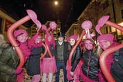 Stefan Schmid, Chefredaktor des «St. Galler Tagblatts», mit einer Gruppe Flamingos auf dem Kapellplatz. (Bild: Pius Amrein (Luzern, 23.02.2017))