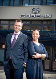 Die Geschwister Raphael Gübelin und Sara Gübelin Mittelmann vor dem gemmologischen Labor in Luzern. (Bild: Dominik Wunderli / Neue LZ)
