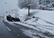 Auf der Schädrütistrasse in der Stadt Luzern landete ein Auto auf dem Dach.