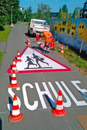 Nicht zu übersehen ist diese Markierung beim Zuger Schulhaus Riedmatt. (Bild: PD)