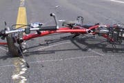 Der Velofahrer wurde bei der Kollision verletzt. (Symbolbild Neue LZ)