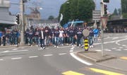 FCL-Anhänger blockierten die Seebrücke und zogen anschliessend Richtung Allmend. (Bild: red)