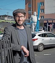 Martin Wyss (32) vor der Arbeiterstatue des Kreuzstutz-Kreisels. (Bild: Corinne Glanzmann (Luzern, 7. April 2017))