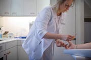 Praxisassistenten und -assistentinnen sollen künftig die Ärzte noch mehr entlasten dürfen. Im Bild: Eine Hausarztpraxisassistentin im Kanton Zürich. (Bild: Keystone/Gaetan Bally)