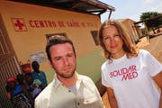 Nik Hartmann mit einer Mitarbeiterin von Solidarmed in Afrika. (Bild pd)