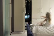 Blick in ein Wohnzimmer mit einem Schrank (Bild: Imago)