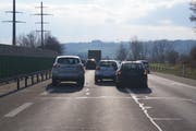 Die Unfallautos blockierten die A14 zwischen der Verzweigung Rütihof und Gisikon. (Bild: Zuger Polizei (Rotkreuz, 21. März 2018))