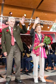 Die Rosenkönigin ü80 Agnes Murer und der Rosenprinz Paul Arnold. (Bild: Roger Grütter, Weggis, 2. Juli 2017)