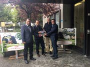Mitglieder des Komitee «Herdschwand erhalten - zum Nutzen aller» beim Überreichen der Unterschriften. (Bild: PD)
