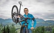 André Hager (48) bei sich zu Hause – drei Tage vor dem Start der Grenztour um den Kanton Luzern. (Bild: Pius Amrein (Schachen, 27. Juli 2016))