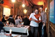 Patrick Widmer (rechts) und Koch Filipe da Silva in ihrem stimmungsvollen Fondue-Stübli im ehemaligen Ebikoner Spritzenhäuschen. (Bild Nadia Schärli)