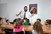Oben: die Luzerner Synagoge. Unten: Rabbiner Chaim Drukman beim Religionsunterricht mit einem «Shofar». Das Widderhorn wird beim jüdischen Neujahrsfest gebraucht. (Bilder Stefan Kaiser/PD)
