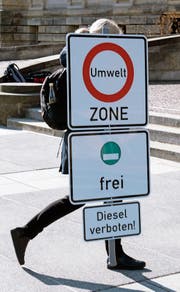 Demo gegen den Diesel: eine Umweltaktivistin gestern vor dem Bundesverwaltungsgericht in Leipzig. (Bild: Jens Meyer/AP)