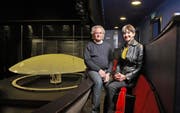 Trennen als Paar Privates und Arbeit: Peter Klemm, technischer Leiter, und Kathleen McNurney, Leiterin Tanz am Luzerner Theater (im Hintergrund die Kuppel aus «Dantons Tod»). (Bild Corinne Glanzmann)