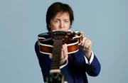 Sir Paul McCartney und seine Gitarre. (Archivbild)