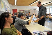 Die Maturaklasse 6b der Kantonalen Mittelschule Uri beim Englischunterricht. (Bild Urs Hanhart)