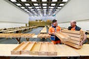 Mitarbeiter richten eine Zuger Sporthalle für die Stimmenzählung ein. (Bild: Stefan Kaiser / Neue ZZ)