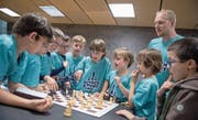 Rätseln wie bei den «Drei Fragezeichen»: Kinder suchen im Schachraum des MS-Sportcamps in Zug den Weg zum Matt (stehend Schachtrainer Peter Hug). (Bild: Pius Amrein)