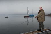 Karl Koch, hier beim Fischen im Vierwaldstättersee bei Horw, leitet Kurse für Fischer, die mit Widerhaken angeln wollen. (Bild: Boris Bürgisser / Neue LZ)