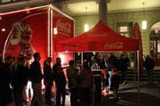 Schlange stehen für das Foto mit dem dickbauchigen Weihnachtsmann. (Bild: Stefanie Nopper / luzernerzeitung.ch)