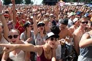 Das Heitere-Publikum beim Auftritt von «Hecht». (Bild: Eveline Beerkircher / Neue LZ)