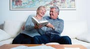 Jacqueline und Ernst Küng mit den Liebesbriefen aus den 1960er-Jahren in Buchform. (Bild: Maria Schmid (Cham, 3. Mai 2017))