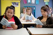 Eine Klasse, ein Buch: Oberstufenschüler in Rothenburg lesen zusammen «Der Junge im gestreiften Pyjama» von John Boyne. (Bild Manuela Jans-Koch)