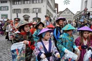 Der Einzug der Japanesengesellschaft auf dem Hauptplatz. Im Hintergrund Hesonusode Markus Reichmuth. (Bilder Erhard Gick/Neue SZ)