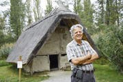 Max Zurbuchen von der Steinzeitwerkstatt weiss die Besucher mit der Geschichte der Pfahlbauten zu fesseln.